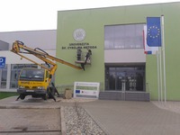 montáž nápisu pre UCM